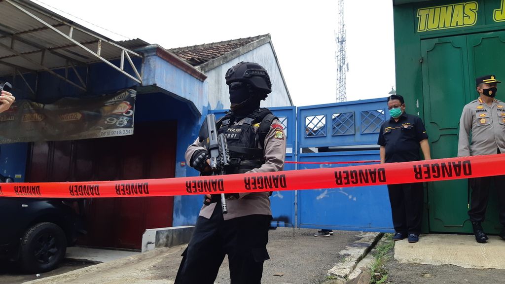 Polisi memeriksa dan menggeledah tempat tinggal terduga teroris di Jalan Raya Cikarang-Cibarusah, Desa Sukasari, Kecamatan Serang Baru, Kabupaten Bekasi, Jawa Barat, Senin (29/3/2021).