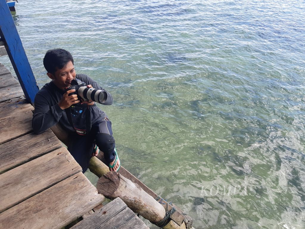 Pewarta foto <i>Kompas</i>, Heru Sri Kumoro, memotret di perkampungan terapung suku Bajo, Desa Torosiaje, Kecamatan Popayato, Kabupaten Pohuwato, Gorontalo, Sabtu (16/7/2022).