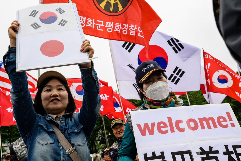 Para aktivis berunjuk rasa untuk menyambut kedatangan Perdana Menteri Jepang Fumio Kishida di depan kantor kepresidenan Korea Selatan di Seoul, 7 Mei 2023. Jepang dan Korsel memperbaiki hubungan yang dibayangi masa kolonialisme Jepang demi menghadapi ancaman nuklir Korut dan membendung pengaruh China di kawasan. 