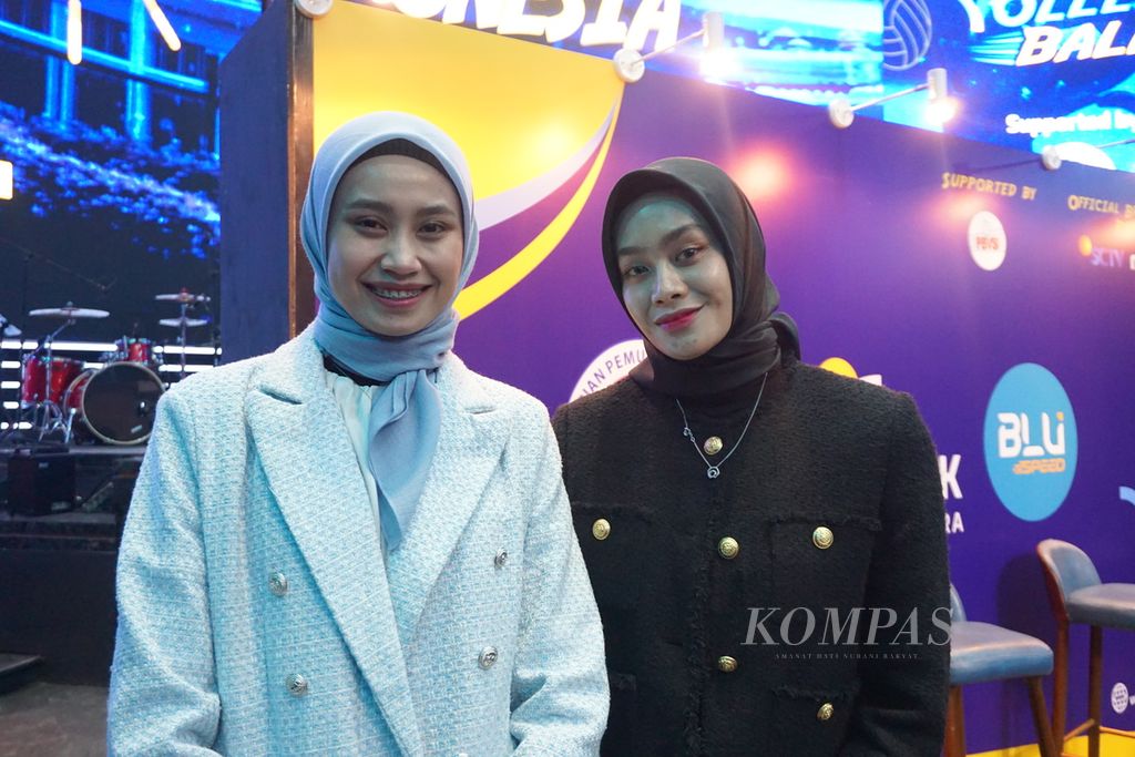 Members of Indonesia's women's national volleyball team, Hany Budiarti (left) and Wilda Siti Nur Fadhilah, pose after a press conference for an exhibition match between the national team and Megawati Megatron Hangestri club, Daejeon Jung Kwan Jang Red Sparks, in Jakarta on Friday (22/3/2024).