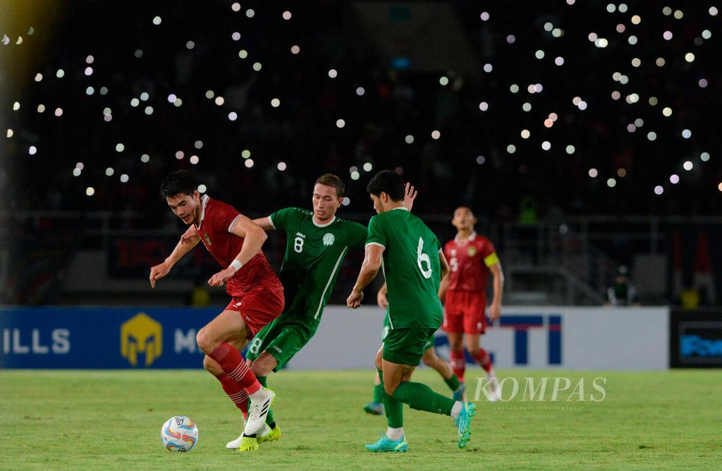 Pemain tim Indonesia U-23, Elkan Baggott, berusaha menahan serangan pemain Turkmenistan pada babak kualifikasi Piala Asia U-23 2024 di Stadion Manahan, Kota Surakarta, Selasa (12/9/2023). Kemenangan Indonesia, 2-0, atas Turkmenistan mengantarkan Indonesia ke Piala Asia U-23 2024 di Qatar. 