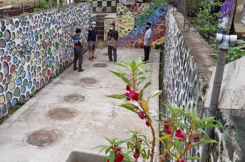 Salah satu dari empat instalasi pengolahan air limbah (IPAL) komunal yang dibangun di Desa Pucungrejo, Muntilan, Kabupaten Magelang, Jawa Tengah. IPAL komunal dibangun agar warga tidak membuang limbah jamban ke sungai. Foto diambil beberapa waktu lalu.