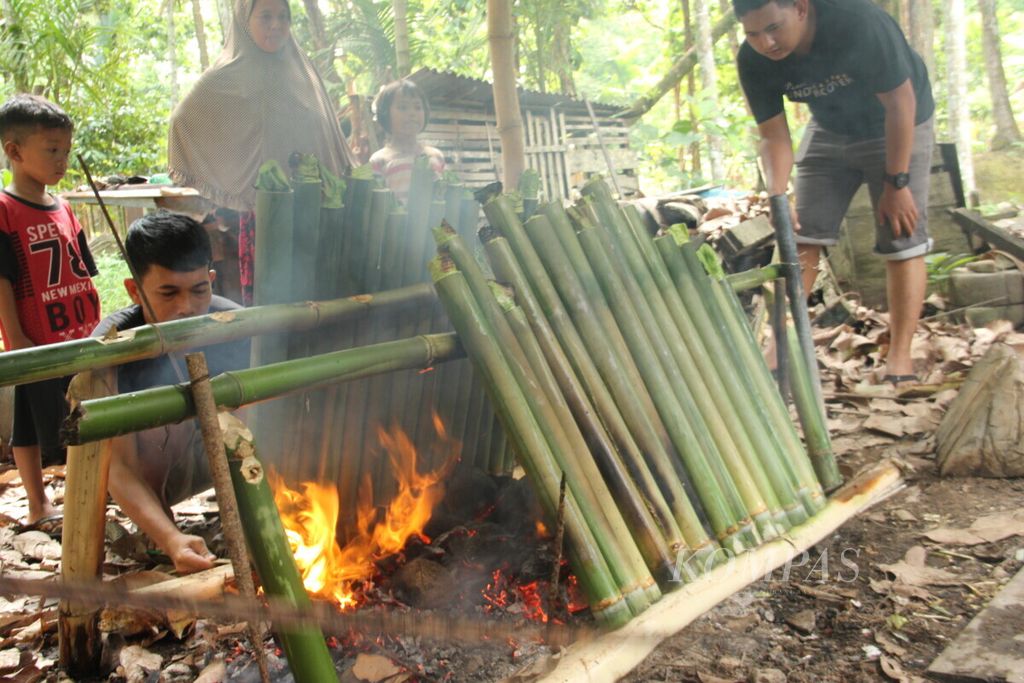 Salah satu keluarga di Dusun Turi, Desa Pal Sembilan, Kecamatan Sungai Kakap, Kabupaten Kubu Raya, Kalimantan Barat, sedang membuat lemang pada Rabu (13/5/2021). 
