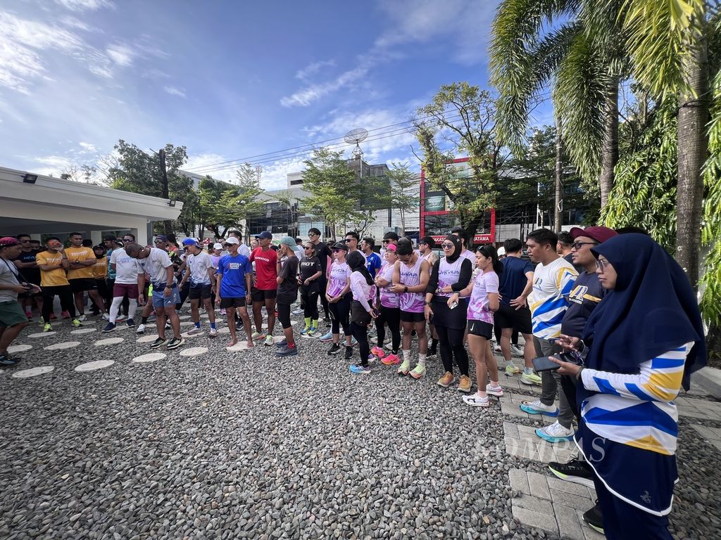 Ratusan peserta Run The Ground mendengar penjelasan sebelum memulai lari, Minggu (24/3/2024), di Makassar.