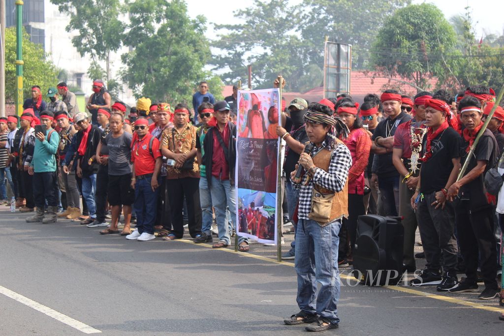 Aliansi Masyarakat Dayak Peduli Bangkal gelar aksi di depan kantor Polda Kalteng di Palangkaraya, Kalimantan Tengah, Senin (16/10/2023). Mereka mendesak polisi yang diduga memberi instruksi menembak untuk diadili di depan hukum pun hukum adat.