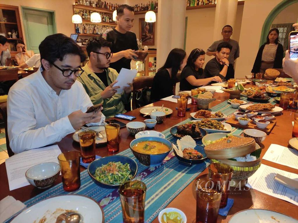 Sejumlah undangan bersiap menikmati aneka hidangan Nusantara di Kaum, Jakarta, Jumat (5/7/2024).