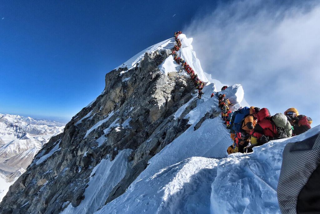 Foto ini diambil pada 22 Mei 2019 dan dirilis oleh @nimsdai Project Possible menunjukkan lalu lintas padat para pendaki gunung yang mengantre untuk berdiri di puncak Gunung Everest. Banyak tim harus antri berjam-jam pada 22 Mei untuk mencapai puncak, mempertaruhkan radang dingin dan penyakit ketinggian, karena gelombang pendaki menandai salah satu hari tersibuk di gunung tertinggi di dunia.