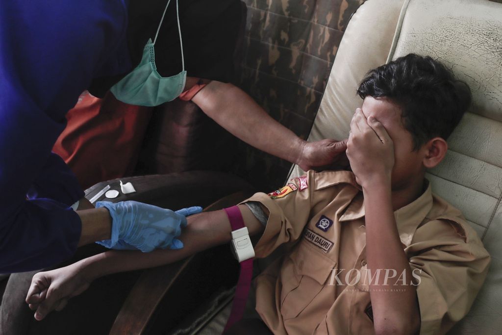 Petugas Dinas Kesehatan Kota Depok dan Puskesmas Cinere melakukan pengecekan dan investigasi lapangan terkait laporan penyakit hepatitis A yang menyerang warga di RT 001 dan RT 002 RW 001, Cinere, Depok, Jawa Barat, Rabu (28/8/2019). 