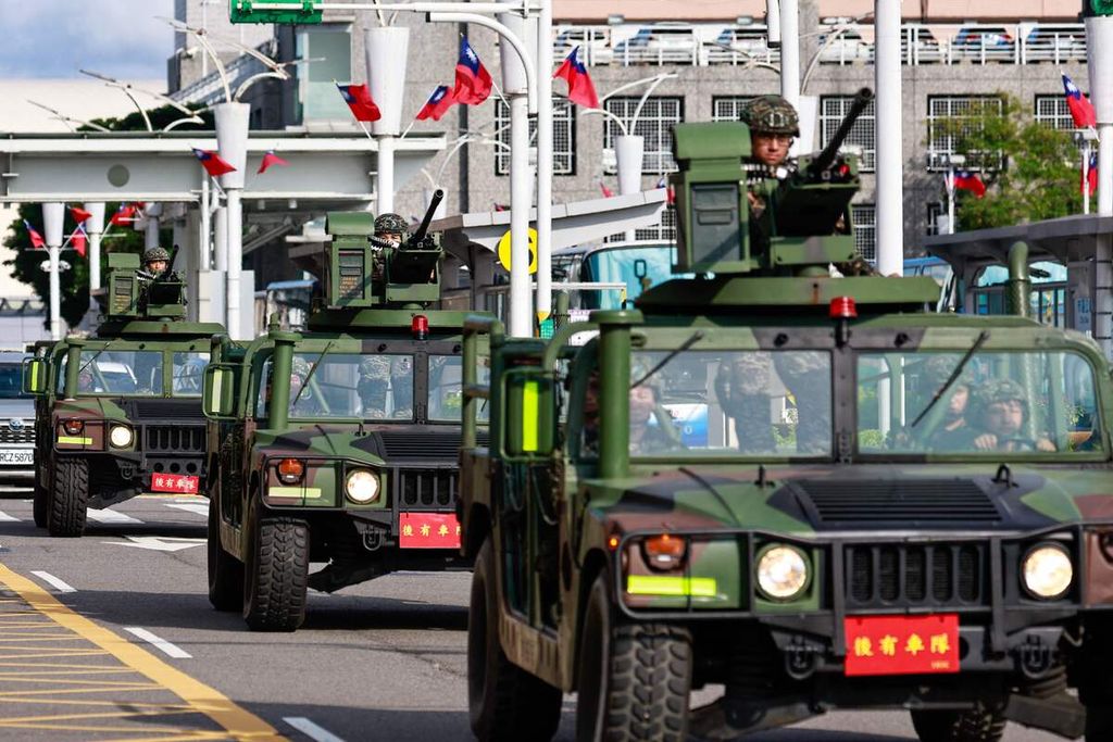 Tentara Taiwan menuju Bandara Taipei pada Senin (14/10/2024).