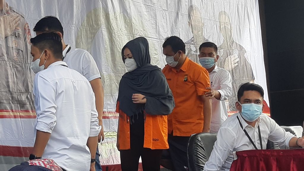 Dua tersangka kasus penipuan dan penggelapan dengan modus pelaku menjadi polisi gadungan berpangkat komisaris jenderal mengenakan baju tahanan di Polda Metro Jaya, Jakarta, Senin (7/3/2022).