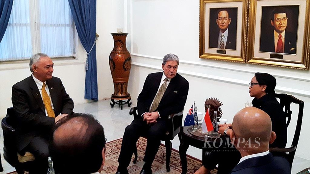 Wakil Perdana Menteri dan Menteri Luar Negeri Selandia Baru Winston Peters (kedua dari kiri) dan Menteri Luar Negeri RI Retno LP Marsudi (kanan) berbincang-bincang sebelum memulai pertemuan Komisi Menteri Gabungan (Joint Ministerial Commission/JMC) ke-8 di Jakarta, Jumat (5/10/2018).