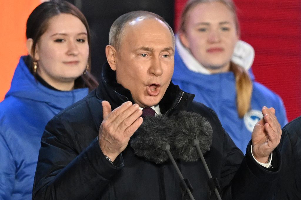 Presiden Rusia Vladimir Putin menghadiri konser di Lapangan Merah, Moskwa, Senin (18/3/2024).