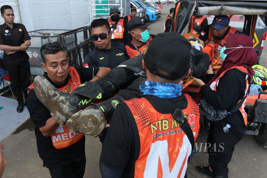 Tim medis melakukan simulasi penanganan dan evakuasi pebalap jika terjadi kecelakaan saat balapan Kejuaraan Dunia Motokros (MXGP) seri Lombok di sirkuit Selaparang, Mataram, Nusa Tenggara Barat, Jumat (30/6/2023). Selama balapan MXGP seri ke-11 ini, pada 1-2 Juli, dikerahkan 105 personel medis yang berjaga di pos-pos di tepi sirkuit sepanjang 1,6 kilometer itu.