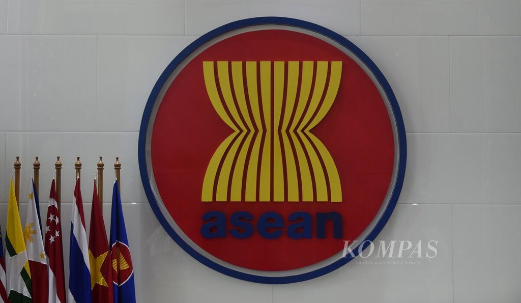 Logo ASEAN terpasang di salah satu lobi Gedung Sekretariat ASEAN di Jakarta, Jumat (3/2/2023).