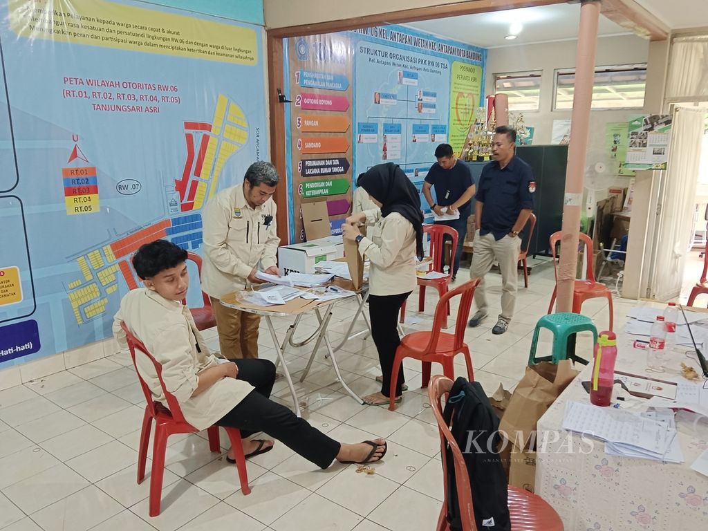 Tampak para petugas Kelompok Penyelenggara Pemungutan Suara (KPPS) yang sedang menuntaskan tahapan penghitungan surat suara di TPS 17 Kelurahan Antapani Wetan, Kota Bandung, Jawa Barat, Kamis (14/2/2024). Total sebanyak 51.968 petugas KPPS yang bertugas di 7.424 TPS di Kota Bandung.