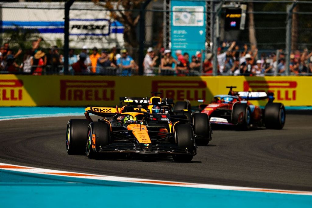 McLaren team racer, Lando Norris (left/front), led the race in front of Red Bull team racer, Max Verstappen, in the F1 event in the United States series at the Miami International Autodrome Circuit in Miami, Florida, USA on Sunday (5/5/2024). He won the race.