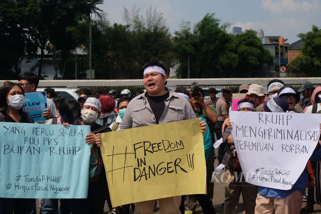 Masyarakat sipil yang tergabung dalam Aliansi Masyarakat Sipil untuk Demokrasi berunjuk rasa menolak pengesahan RKUHP, Senin (16/9/2019), di depan gerbang Gedung MPR/DPR/DPD, Senayan, Jakarta. 