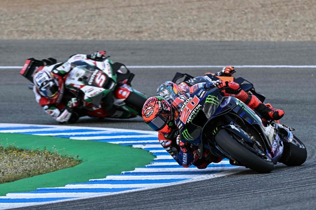 Yamaha racer Fabio Quartararo was leading several other racers during the MotoGP sprint race in Jerez, Spain on Saturday (27/4/2024).