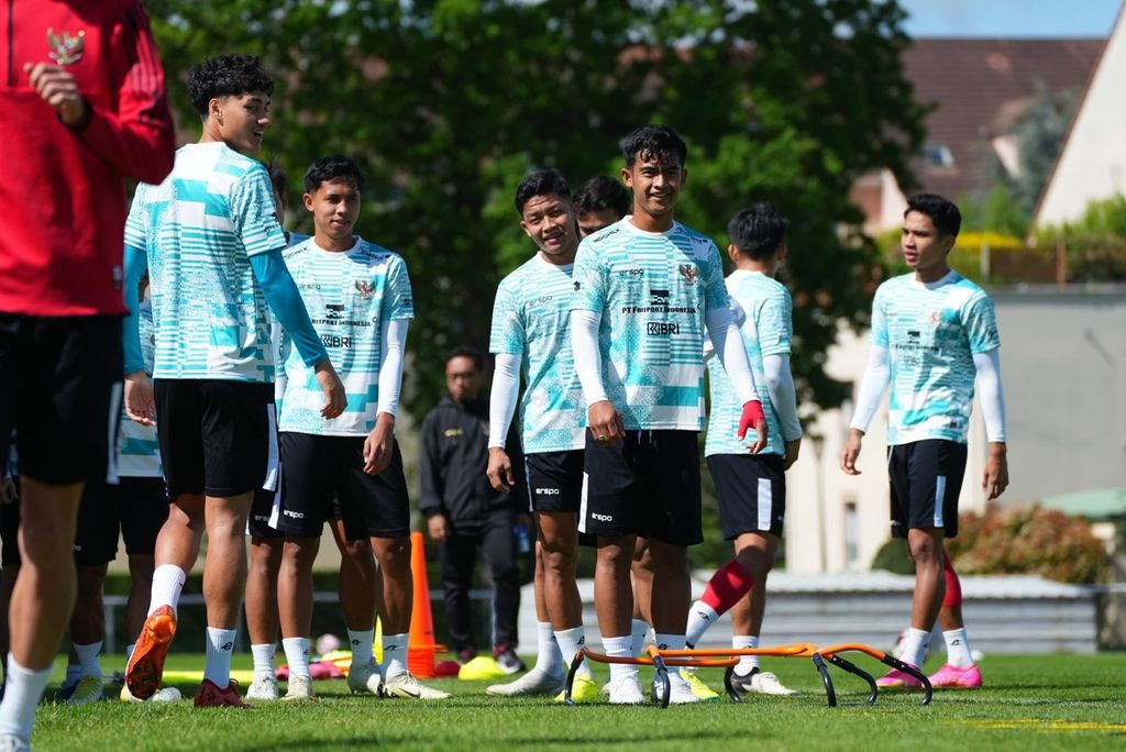 Sejumlah pemain Tim U-23 Indonesia tersenyum, di antaranya Pratama Arhan dan Rio Fahmi (tengah), di tengah jalani program latihan di Stadion Leo Lagrange, Besancon, Perancis, Selasa (7/5/2024). Indonesia bersiap laga play-off Olimpiade Paris 2024 kontra Guinea, Kamis (9/5/2024).