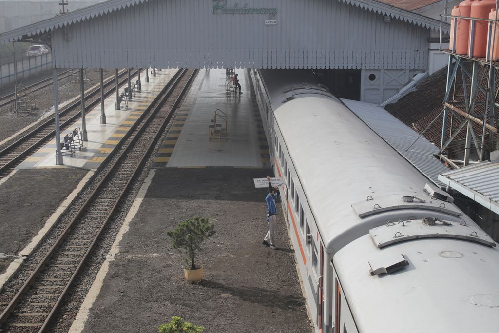 Petugas mengganti plang nama Kereta Api Lokal Bandung Raya setelah tiba di Stasiun Padalarang, Kabupaten Bandung Barat, Jawa Barat, Senin (12/4/2021) sekitar pukul 08.00.
