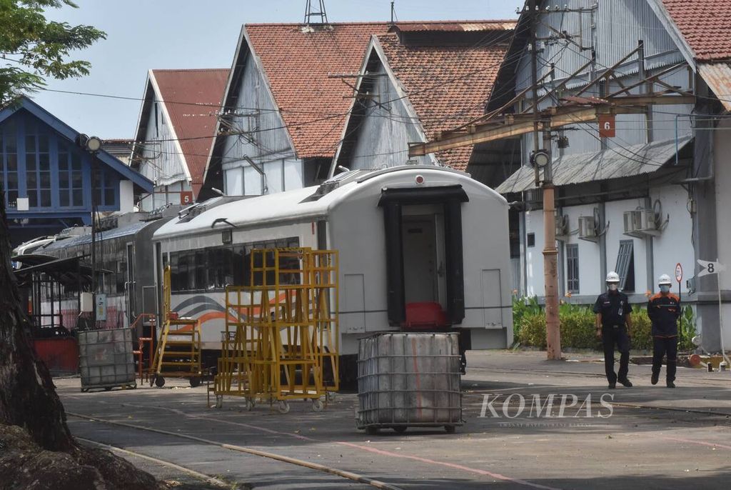 Gerbong kereta yang hampir selesai diperbaiki di Balai Yasa Surabaya Gubeng jelang angkutan Lebaran 2022 di Kota Surabaya, Jawa Timur, Senin (11/4/2022).