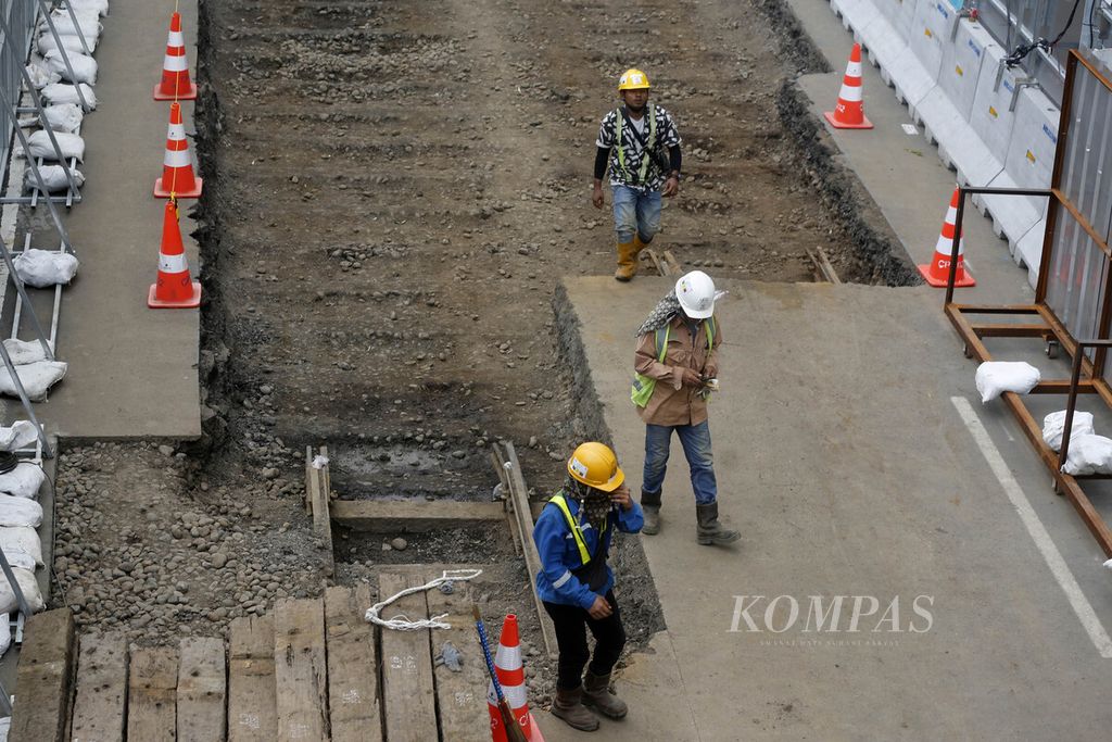 Sebagian rel trem era Hindia Belanda di lokasi proyek MRT fase 2 dibongkar di Jalan Gajah Mada, Jakarta, Minggu (13/11/2022). 