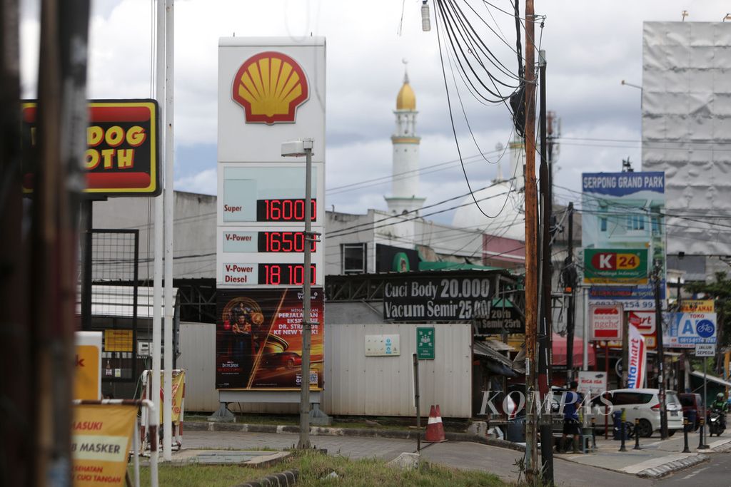 Papan harga bahan bakar minyak yang dipampang di sebuah SPBU Shell di Jalan Raya Rawa Buntu, Tangerang Selatan, Banten, Minggu (3/4/2022). Harga BBM naik pascakenaikan harga minyak dunia. 