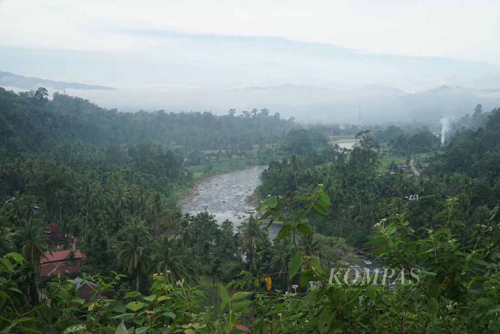 Lanskap nagari dilihat dari sekitar Bukit Pangintaian di Jorong Biduak, Nagari Ganggo Mudiak, Kecamatan Bonjol, Pasaman, Sumatera Barat, Selasa (6/9/2022). Dari lokasi ini, tentara Padri mengintai dan menyerang musuh saat perang berlangsung.