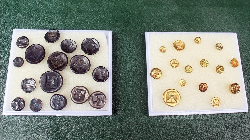 Beberapa penemuan harta karun, seperti koin emas dan koin perak, diperlihatkan di Palembang, Sabtu (5/10/2019).
