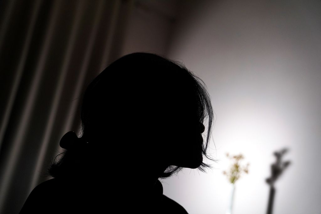 UNA (16), korban perdagangan anak, menjadi terapis di salah satu panti pijat plus-plus di Jakarta, 25 Februari 2023. 