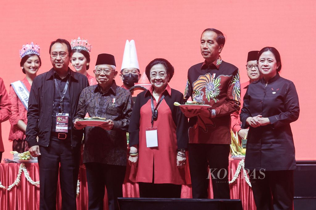 Presiden Joko Widodo (depan dua dari kanan) didampingi Wakil Presiden Ma'ruf Amin (depan dua dari kiri) menerima nasi tumpeng dari Ketua Umum PDI Perjuangan Megawati Soekarnoputri (tengah) dalam puncak acara HUT ke-50 PDI-P, di Jakarta, Selasa (10/1/2023). 