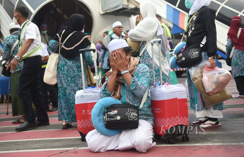 Jemaah haji kloter 1 asal Kabupaten Bangkalan berdoa sesaat tiba di Bandara Juanda Surabaya, Sidoarjo, Jawa Timur, Selasa (4/7/2023). Pada hari pertama debarkasi, Bandara Juanda melayani kedatangan tiga kloter jemaah haji. Periode debarkasi 88 kloter asal Jawa Timur akan berlangsung dari 4 Juli hingga 4 Agustus.