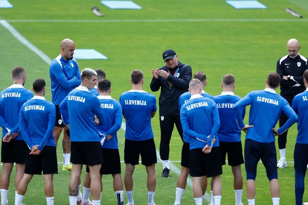 Pelatih Slovenia, Matjaz Kek, berbicara kepada para pemainnya saat sesi latihan di Harsewinkel, 28 Juni 2024.