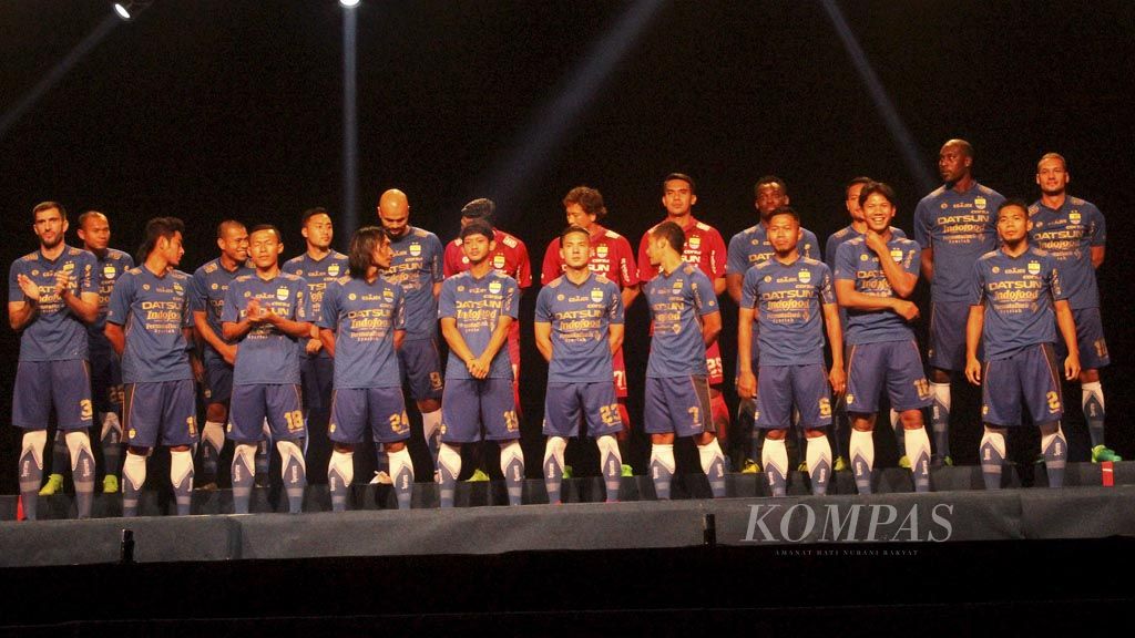 Pemain Persib Bandung saat diperkenalkan dalam launching tim tersebut untuk menghadapi Liga 1, di Stadion Siliwangi, Kota Bandung, Jawa Barat, Minggu (2/4).