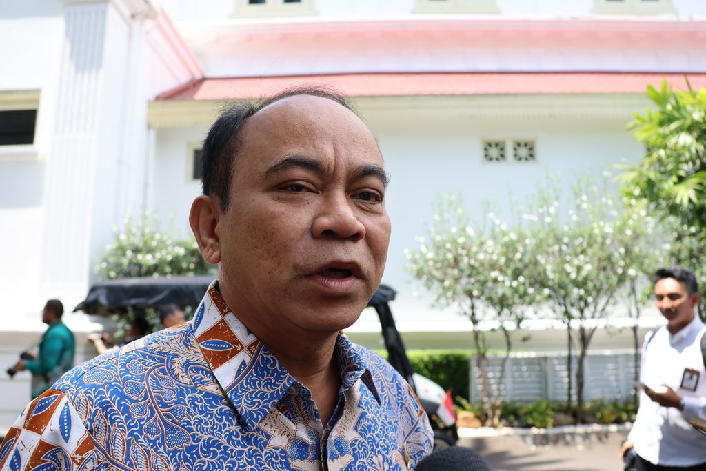 Menteri Komunikasi dan Informatika Budi Arie Setiadi memberikan keterangan seusai Sidang Kabinet Paripurna di Istana Negara, Jakarta, Selasa (9/1/2024).