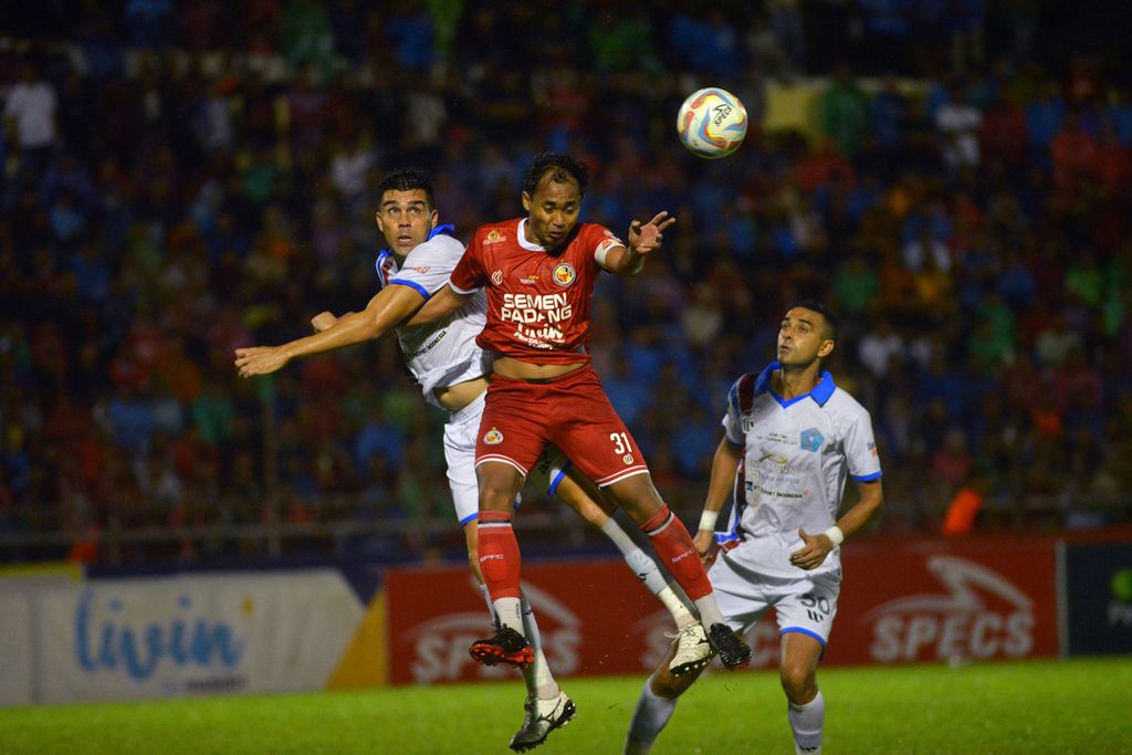 Pesepak bola Semen Padang FC, Rosad Setiawan (tengah), berebut bola dengan pesepak bola PSBS Biak, Fabiano (kiri), pada pertandingan final leg kedua Liga 2 di Stadion GOR H Agus Salim Padang, Sumatera Barat, Sabtu (9/3/2024).