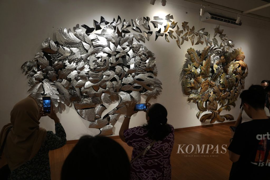 Tamu undangan mengelilingi Pameran Tunggal Seni Rupa Lini Natalini Widhiasi yang bertajuk ”Infinity Yin Yang” di Galeri Nasional Indonesia, Jakarta Pusat, Selasa (3/9/2024). Pameran yang dikuratori oleh Citra Smara Dewi berlangsung hingga 3 Oktober 2024. Pameran menampilkan karya-karya instalasi dengan medium logam alumunium. Karya Lini Natalini Widhiasi yang berjudul ”Passion and Hope” juga telah menjadi koleksi Galeri Nasional Indonesia. 