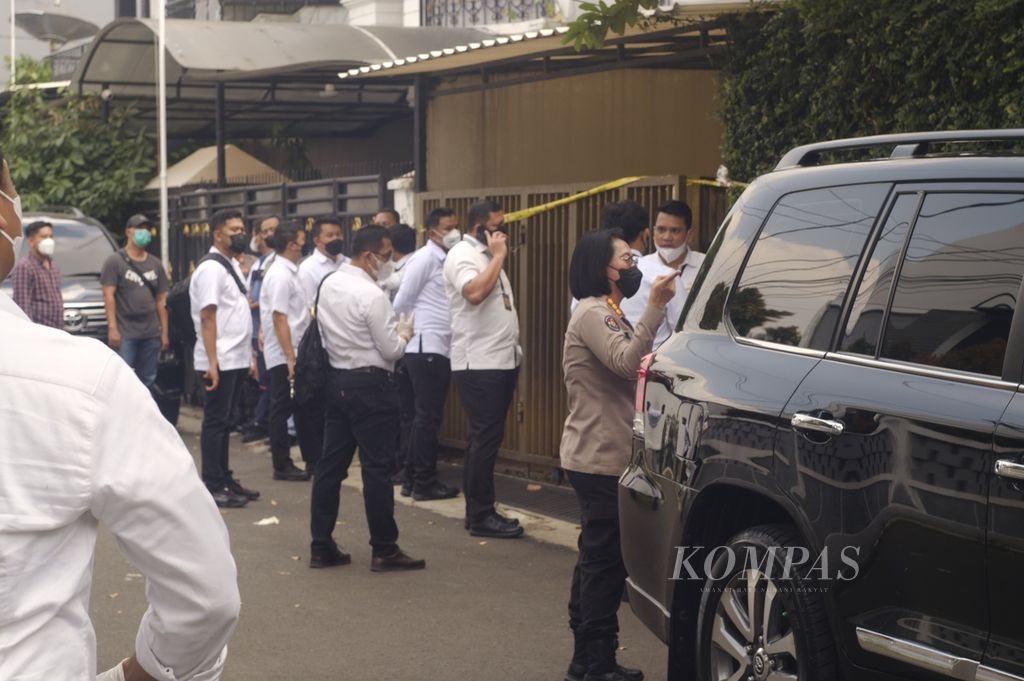 Penyidik dari kepolisian berjaga di depan rumah dinas Kepala Divisi Profesi dan Pengamanan Polri (nonaktif) Inspektur Jenderal Ferdy Sambo di bilangan Duren Tiga, Pancoran, Jakarta Selatan, Senin (1/8/2022). 