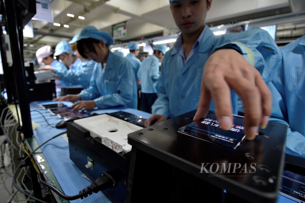 Proses perakitan ponsel pintar di pabrik Oppo Mobile Telecommunications di Chang'an, Dongguan, Guangdong, China, Sabtu (5/10/2013).