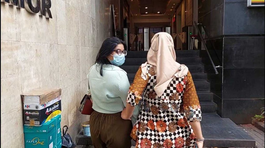 Dea (kiri), perempuan yang kini menjadi tersangka tidak pidana pornografi, menjalani pemeriksaan yang dilakukan oleh penyidik Polda Metro Jaya, Jakarta, Jumat (25/3/2022).