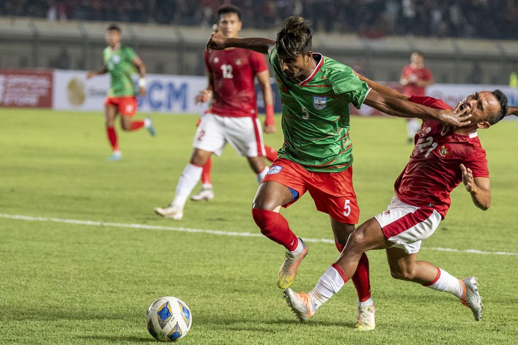 Pemain tim nasional sepak bola Bangladesh, Tutul Hosaini (kedua dari kanan), menghadang pemain Indonesia, Irfan Jaya (kanan), pada laga uji coba di Stadion Si Jalak Harupat, Kabupaten Bandung, Jawa Barat, Rabu (1/6/2022) malam. Laga itu berakhir imbang, 0-0.