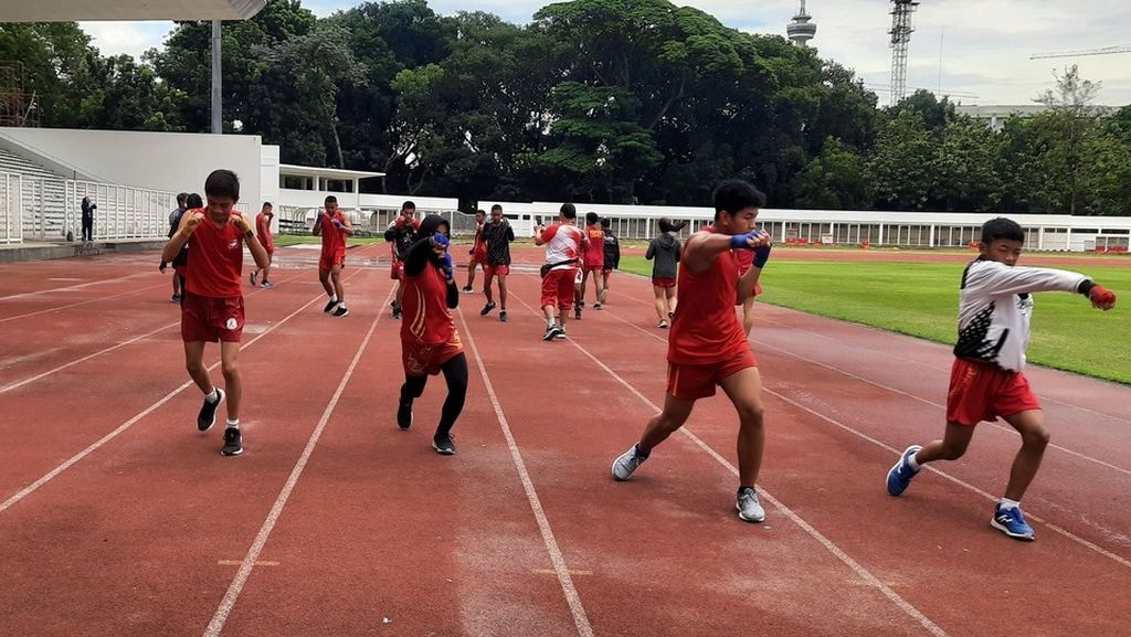 Tim nasional Indonesia melakukan pemanasan untuk turnamen Kejuaraan Dunia Yunior Wushu 2022 pada Desember mendatang di Gelora Bung Karno Arena, Jakarta, Kamis (10/11/2022). Cabang sanda menargetkan satu hingga dua emas dari tiga kategori yang diikuti.
