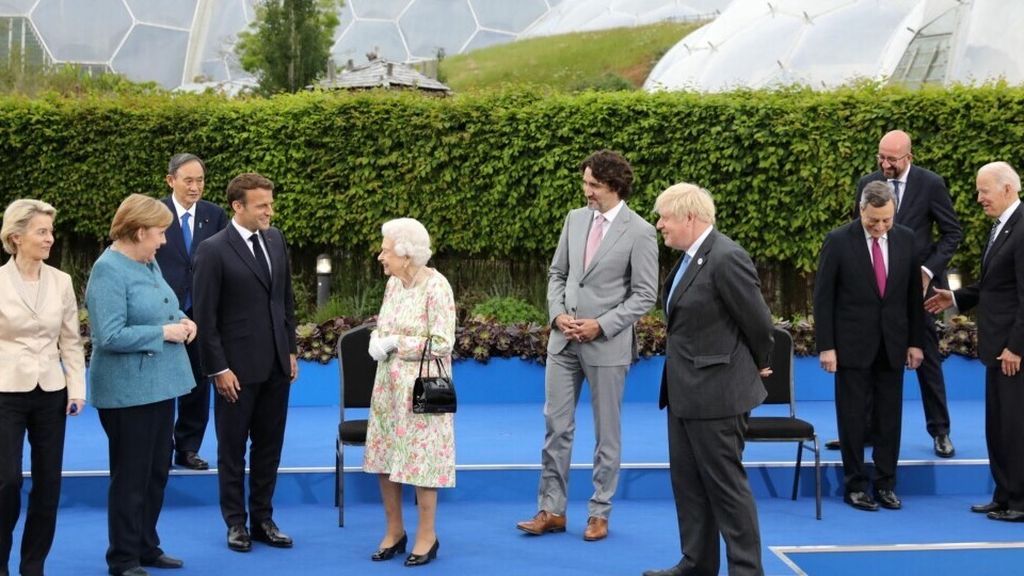 Ratu Inggris. Elizabeth II bersama dengan para pemimpin G7 sesaat sebelum sesi foto di Pantai Carbis, Cornwall. Inggris, Jumat (11/06/2021). 