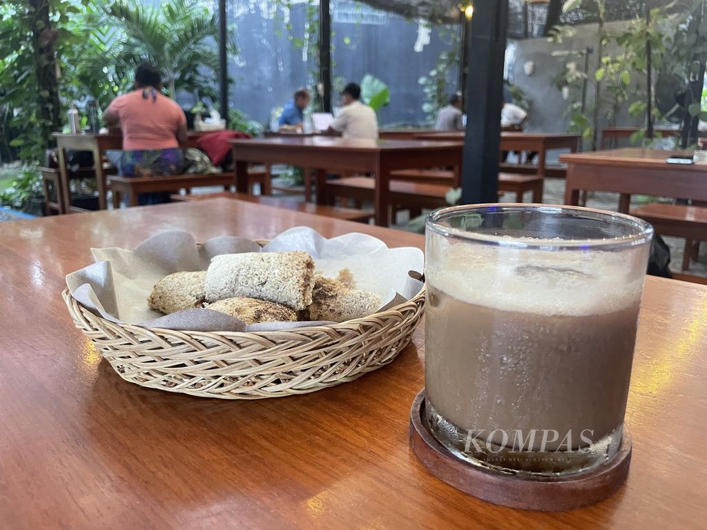 Salah satu kuliner khas Papua, yakni sinole dan kopi <i>papuano latte</i>, yang bisa dijumpai di Kedai Panento, Jalan Tanah Hitam, Distrik Abepura, Kota Jayapura, Papua, Rabu (20/12/2023).
