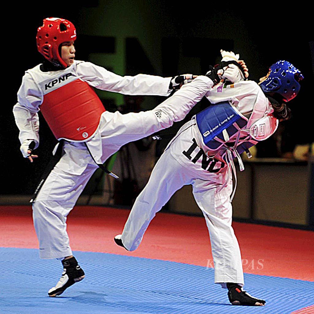 Taekwondoin Indonesia, Mariska Halinda (helm merah), bertarung melawan taekwondoin India, Latika Bhandari, pada kelas 53 kilogram putri dalam uji coba kejuaraan Asian Games di JIExpo, Kemayoran, Jakarta, Sabtu (10/2). Mariska menang 9-8.