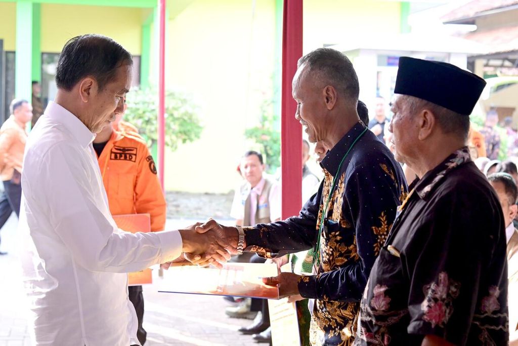 Presiden Joko Widodo menyalurkan bantuan stimulan kepada petani yang mengalami gagal panen (puso) di Kecamatan Bojong, Kabupaten Pekalongan, Jawa Tengah, Rabu (13/12/2023). 