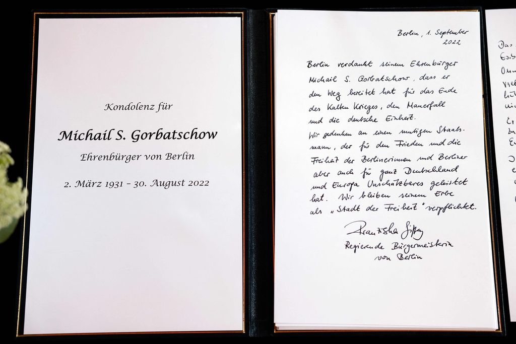 Buku ucapan tanda dukacita atas wafatnya mantan pemimpin Uni Soviet, Mikhail Gorbachev, yang ditandatangani oleh Wali Kota Berlin di kantor Balai Kota di Berlin, Jerman, Kamis (1/9/2022). 