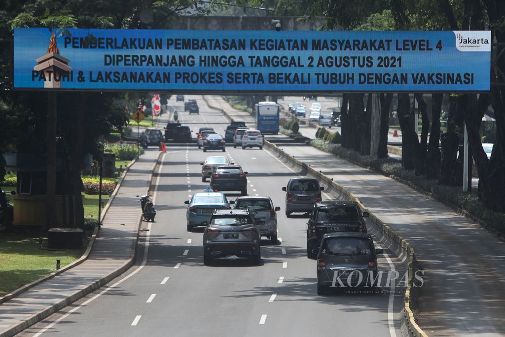 Tayangan video tentang kebijakan PPKM level 4 di Jalan Sudirman, Jakarta, Senin (2/8/2021). Masyarakat menunggu pemerintah pusat terkait keberlanjutan kebijakan PPKM setelah berakhirnya PPKM level 4 pada 2 Agutus 2021. 