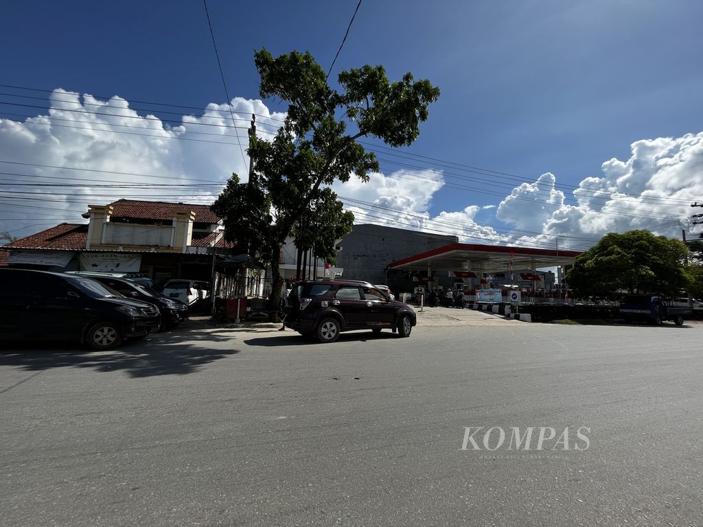 Antrean kendaraan sepanjang lebih dari 100 meter terus terjadi merata di SPBU di Kendari, Sulawesi Tenggara, seperti terlihat pada Selasa (20/9/2022).