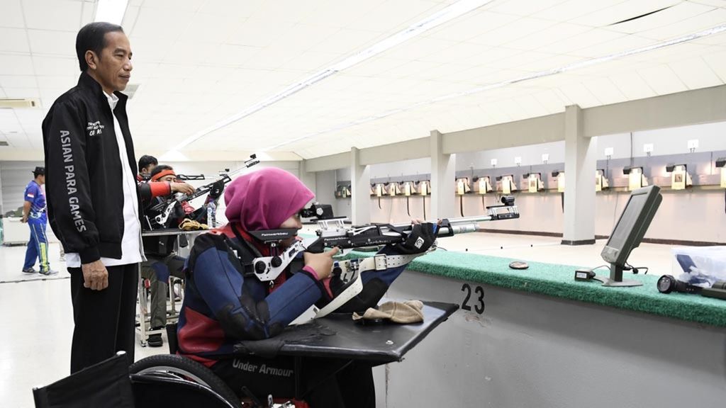 Presiden Joko Widodo meninjau pelatnas menembak Asian Para Games 2018 di Kompleks Gelora Bung Karno, Jakarta, Kamis (27/9). Presiden berpesan kepada seluruh atlet untuk terus latihan dan kerja keras menjelang Asian Para Games 2018. 